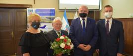 Jan Plebanek uhonorowany Medalem Stulecia Odzyskanej Niepodległości, zdjęcie grupowe. Od lewej przewodniczący Rady Miasta, Jan Plebanek, wojewoda lubuski, burmistrz Międzyrzecza.