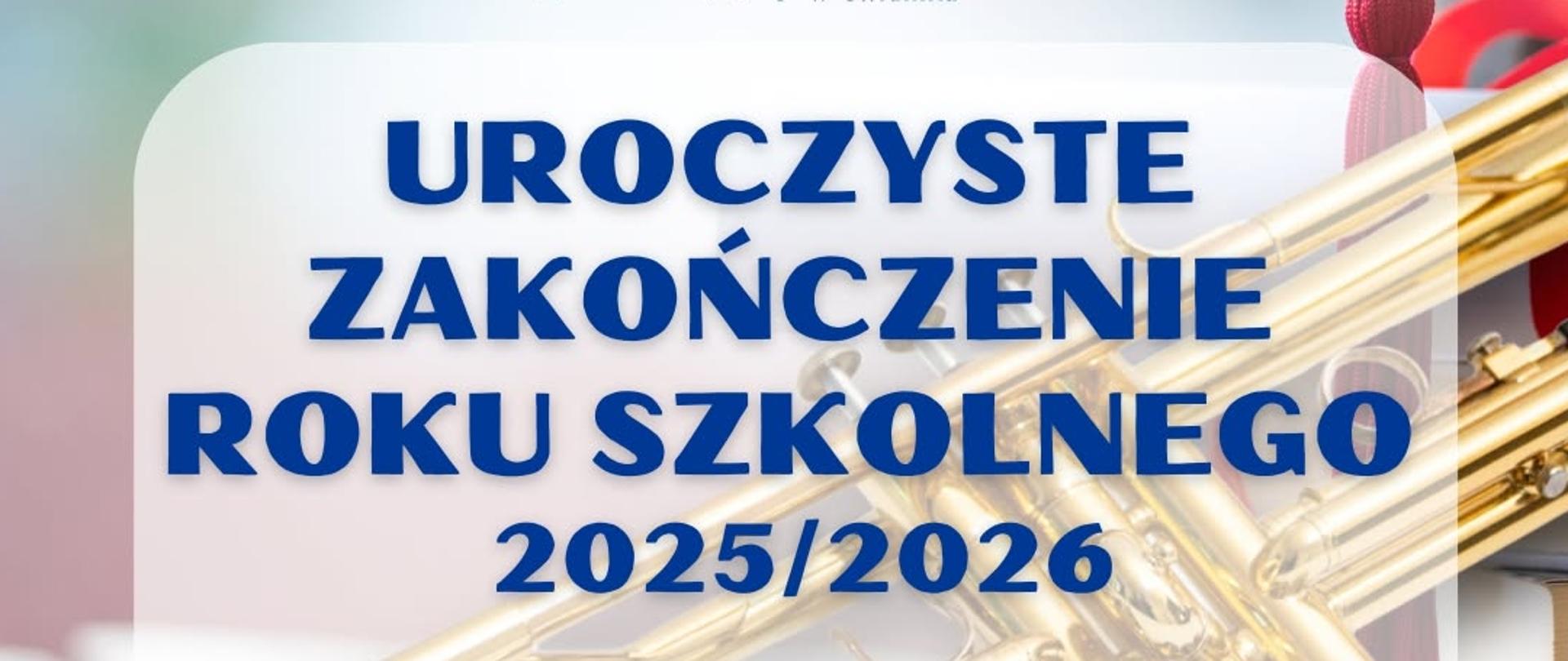 Plakat — Uroczyste Zakończenie Roku Szkolnego 2025/2026, PSM I stopnia im. Rodziny Wiłkomirskich w Świdniku
Poziomy baner z rozmytym, jasnym tłem w tonacji różowo-zielonej. W lewym górnym rogu logo szkoły: grafika przedstawiająca sylwetki muzykujących postaci (dorosły i dzieci) z nutą i kluczem wiolinowym, obok napis „Państwowa Szkoła Muzyczna I stopnia im. Rodziny Wiłkomirskich w Świdniku". Na pierwszym planie złota trąbka opierająca się o stos książek, dyplom przewiązany czerwoną wstążką oraz biret absolwenta. Na białym, półprzezroczystym tle widnieje tekst: „UROCZYSTE ZAKOŃCZENIE ROKU SZKOLNEGO 2025/2026" (bold, granatowy, duże litery), poniżej: „26 CZERWCA 2026, GODZ. 17.00". Na dole grafiki pogrubiony napis „Sala koncertowa".
