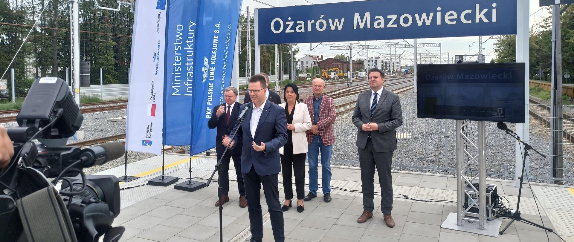 Wiceminister infrastruktury Andrzej Bittel w trakcie konferencji prasowej na stacji kolejowej w Ożarowie Mazowieckim
