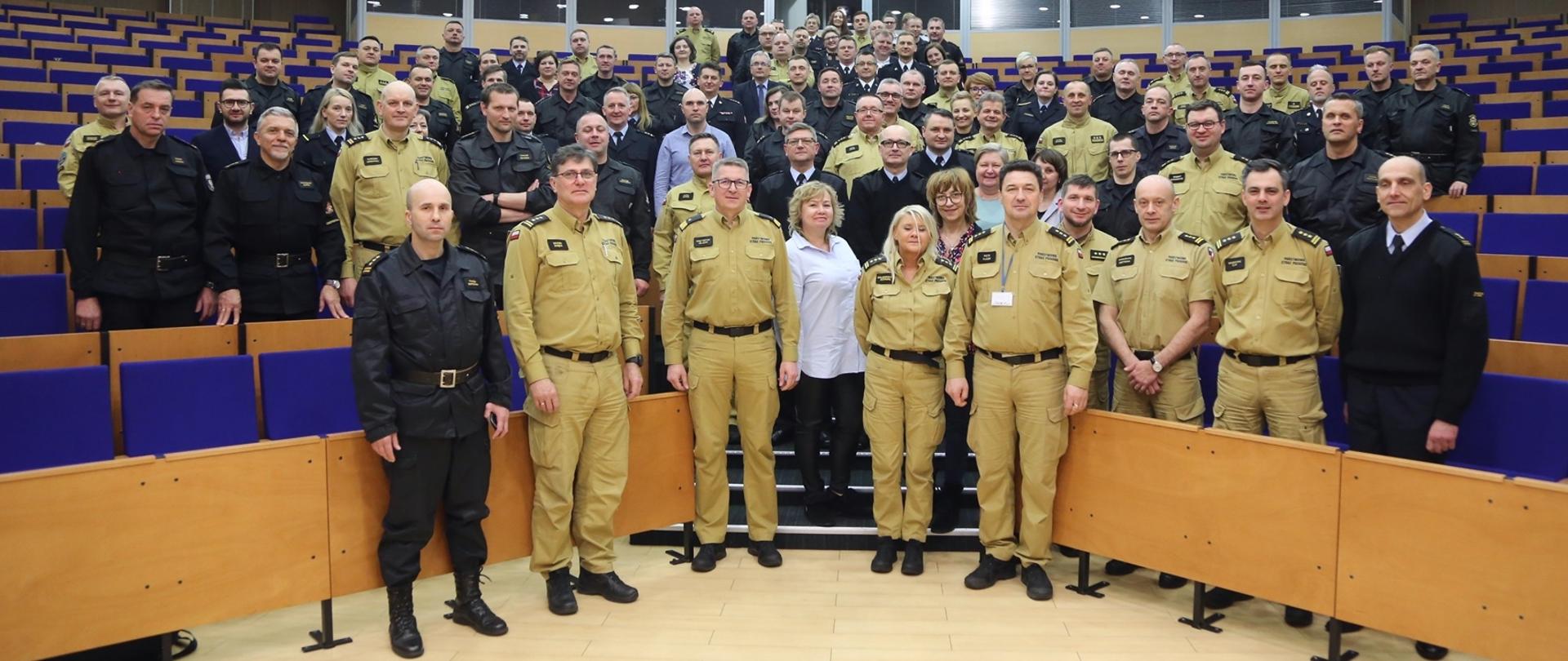 Aula, zdjęcie grupowe funkcjonariuszy uczestniczących w naradzie