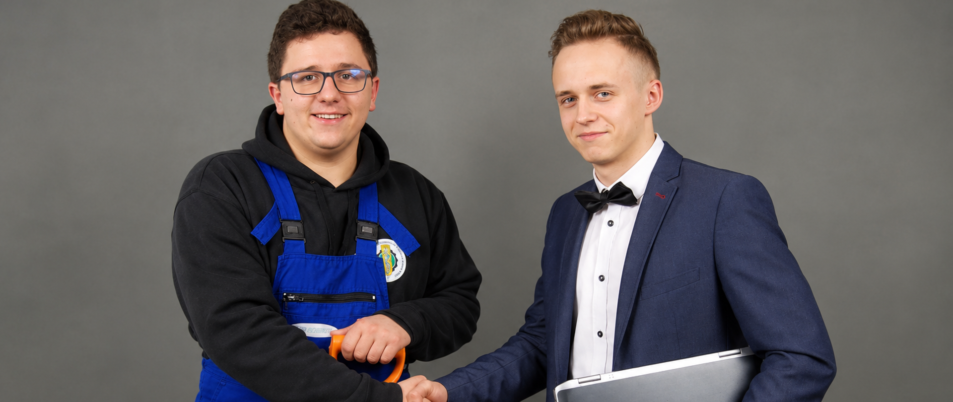 Zdjęcie dwóch osób podających sobie ręce