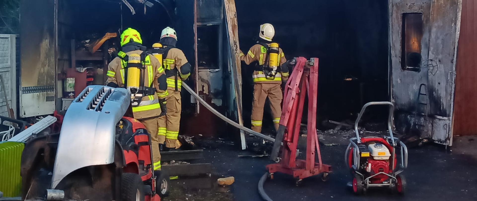 POŻAR GARAŻY W TRZCIANCE