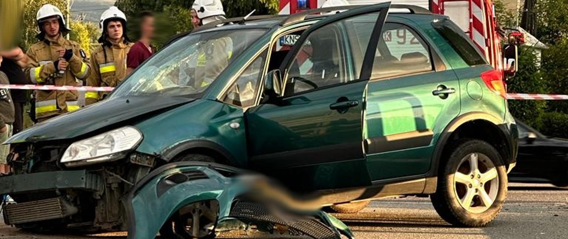 Uszkodzony samochód na drodze