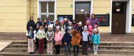 dzieci klasy 2b i 3a pod Teatrem Rampa