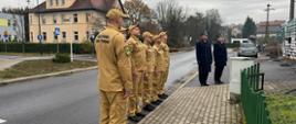 strażacy z Jednostki Ratowniczo-Gaśniczej wraz z Komendantem Powiatowym PSP w Lwówku Śląskim oraz jego Zastępcą uczestniczący w uroczystości podniesienia Flagi Państwowej