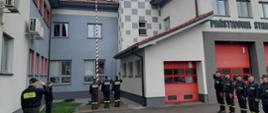 Strażacy z Jednostki Ratowniczo-Gaśniczej w Żywcu podnieśli flagę państwową na maszt oraz odśpiewali hymn narodowy 