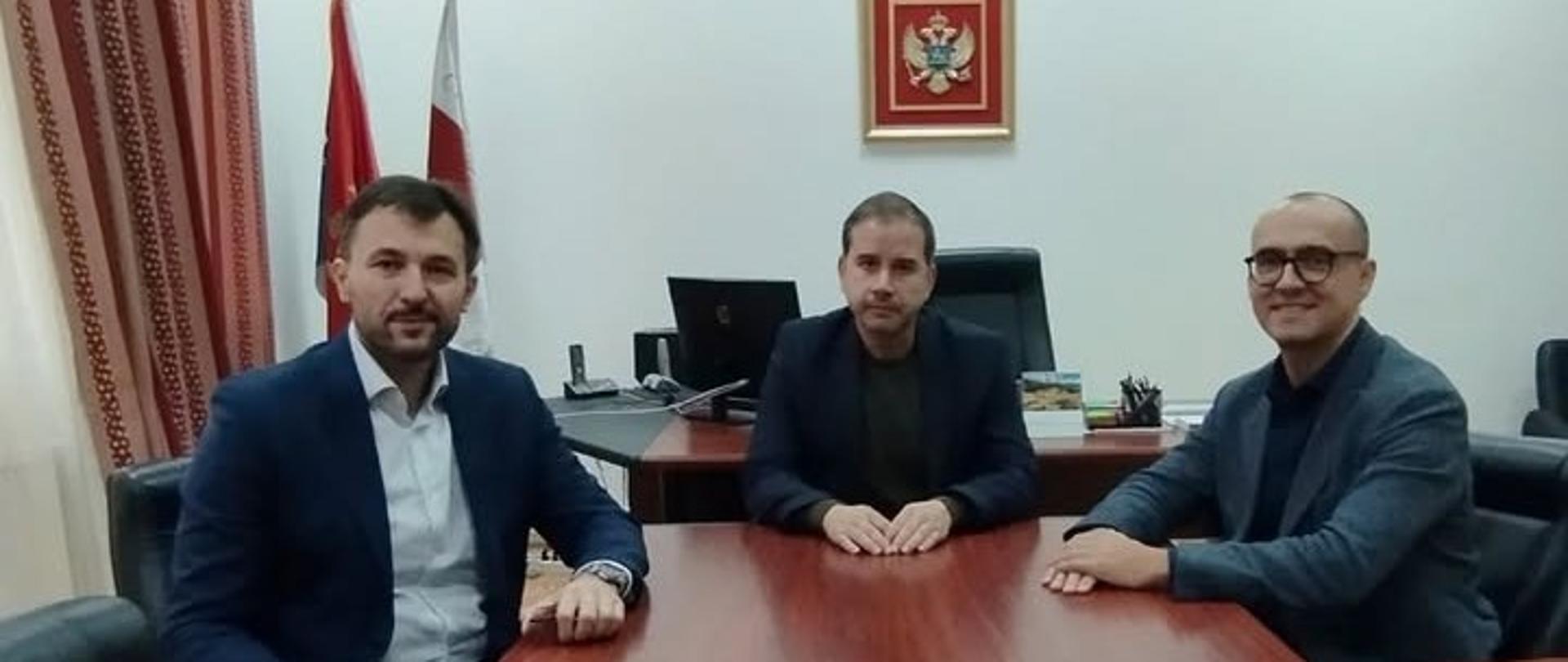 CdA Bartoš Marcinkovski na satanku u kabinetu dekana FPN UCG prof. dr Borisa Vukićevića zajedno sa sekretarom Sekulem Raičevićem; razgovori o budućoj saradnji. 