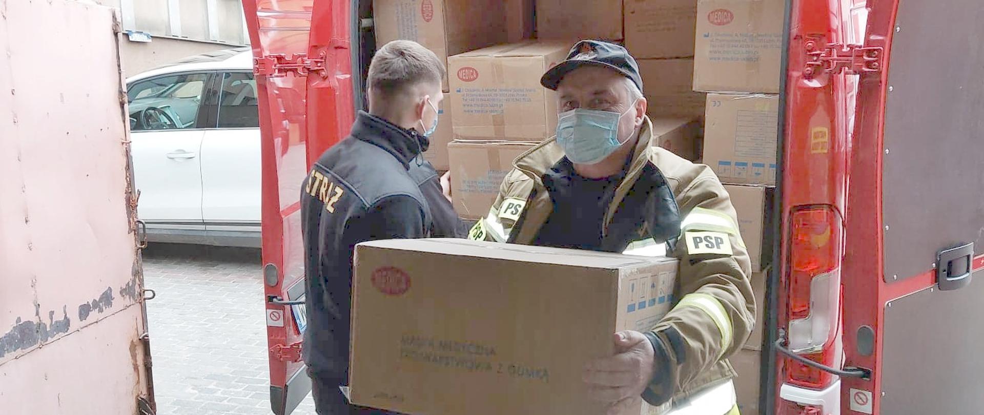 Dystrybucja maseczek chirurgicznych.