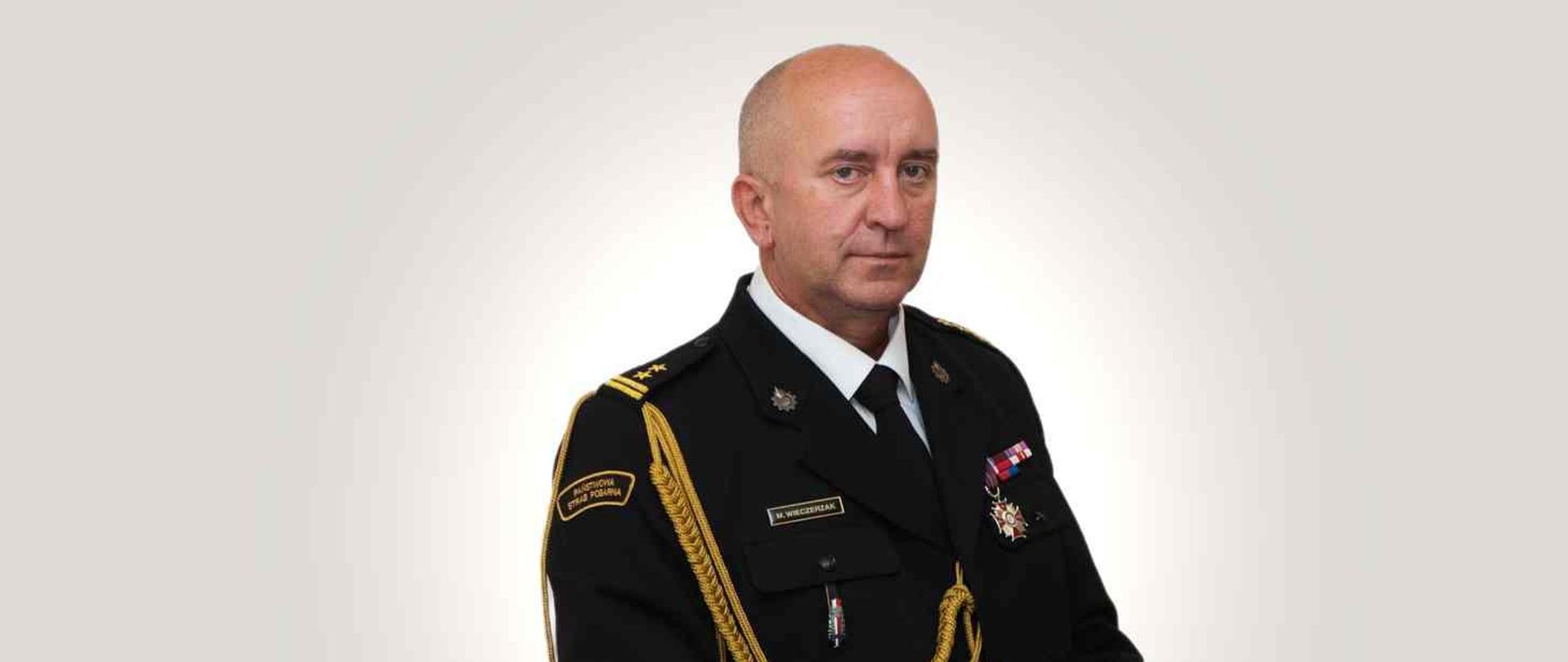 Zdjęcie portretowe Komendanta Powiatowego Państwowej Straży Pożarnej w Kolbuszowej