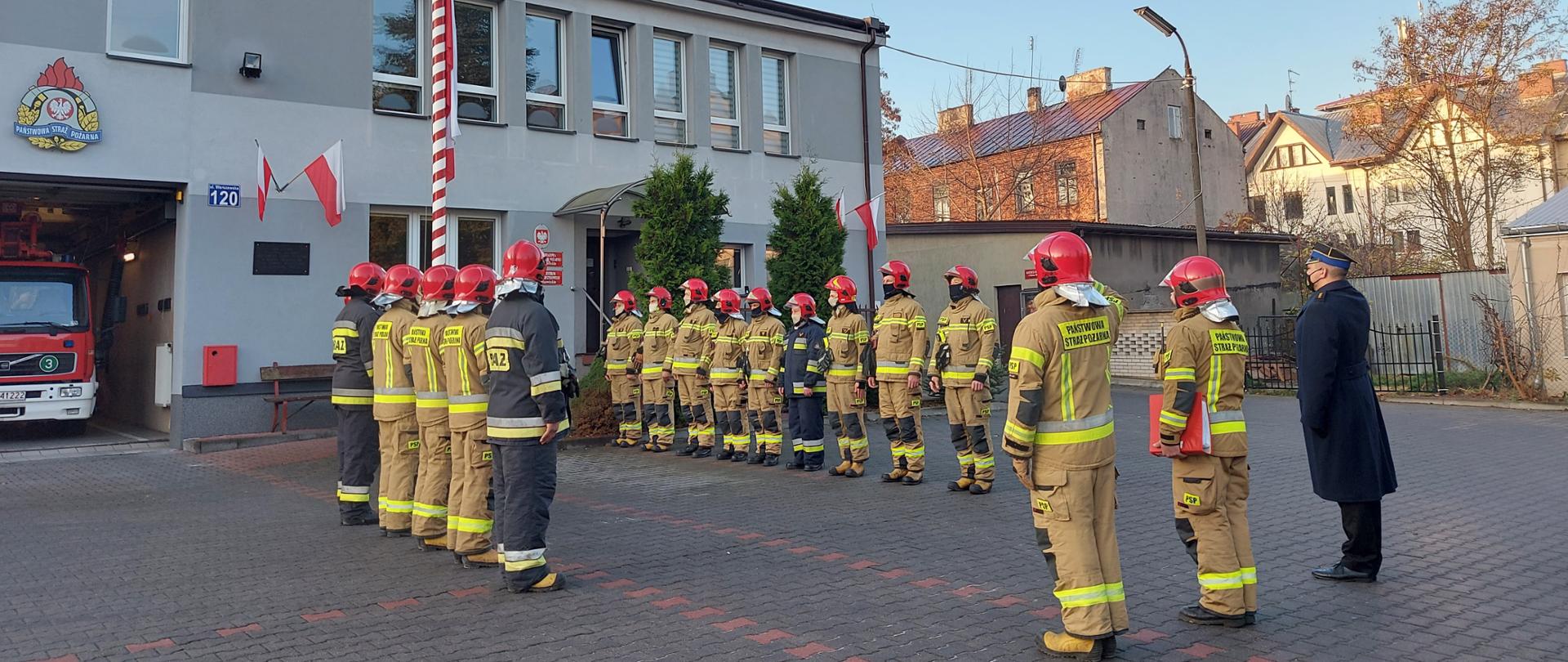 apel strażaków przy maszcie flagowym