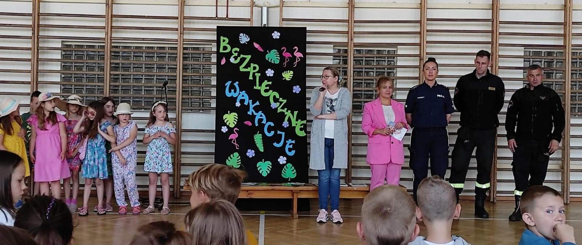 Strażacy omawiają zasady pierwszej pomocy