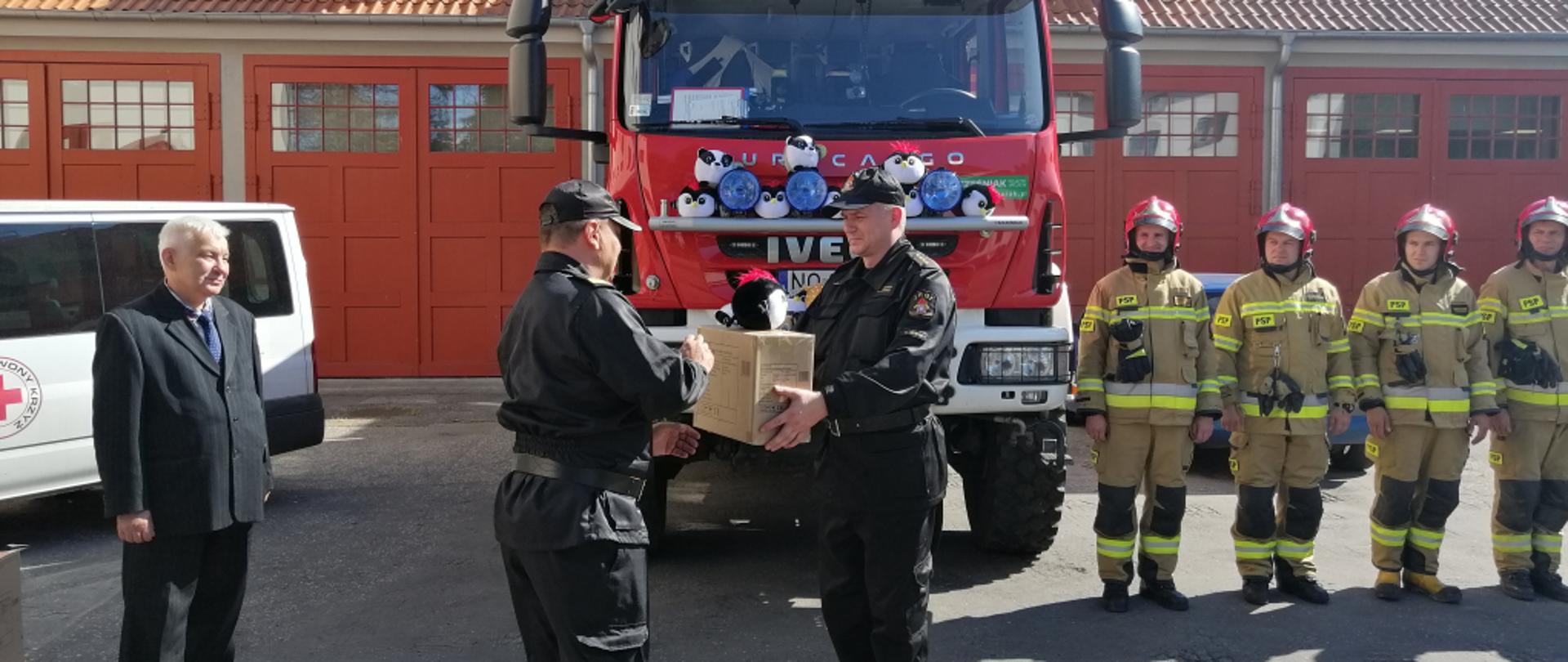 W-M Komendant Wojewódzki oraz przedstawiciele PCK przekazują maskotki