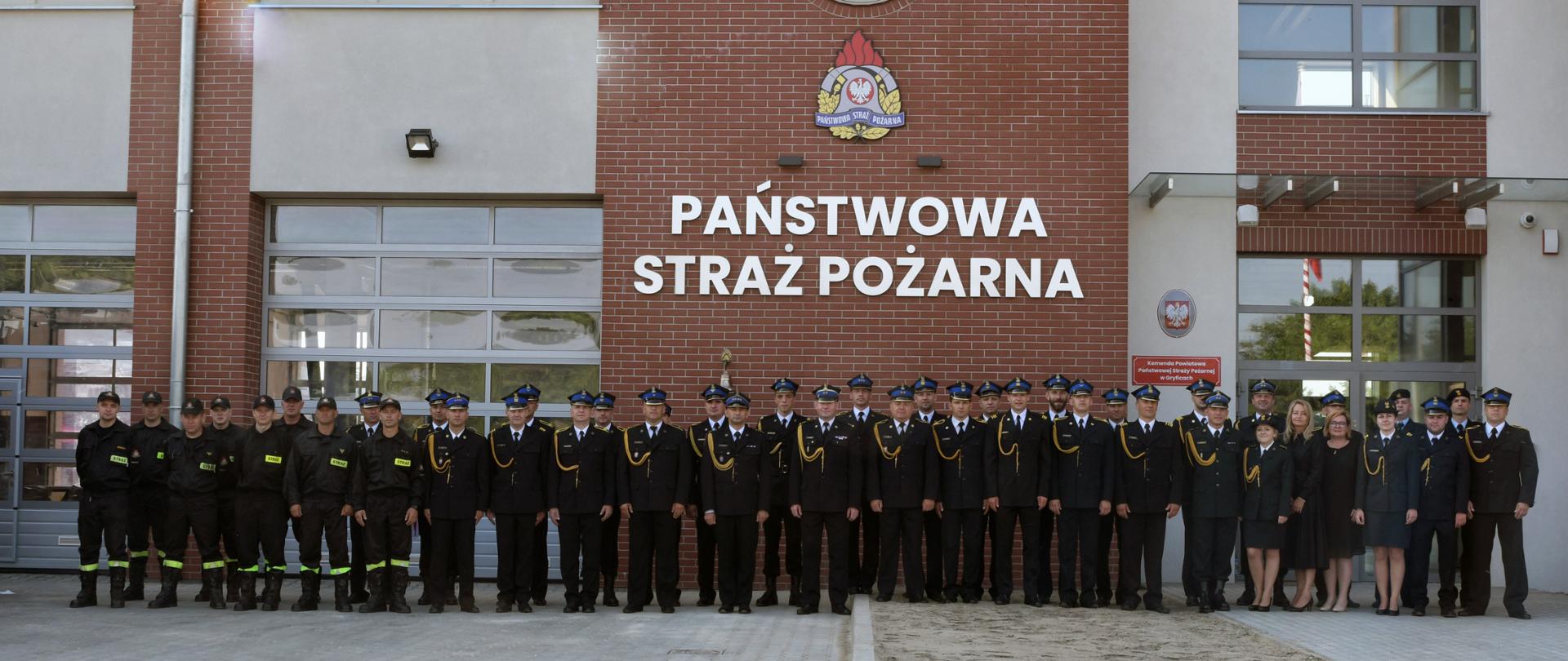  Funkcjonariusze KP PSP w Gryficach przed nowym budynkiem Komendy przy ul. Piłsudskiego