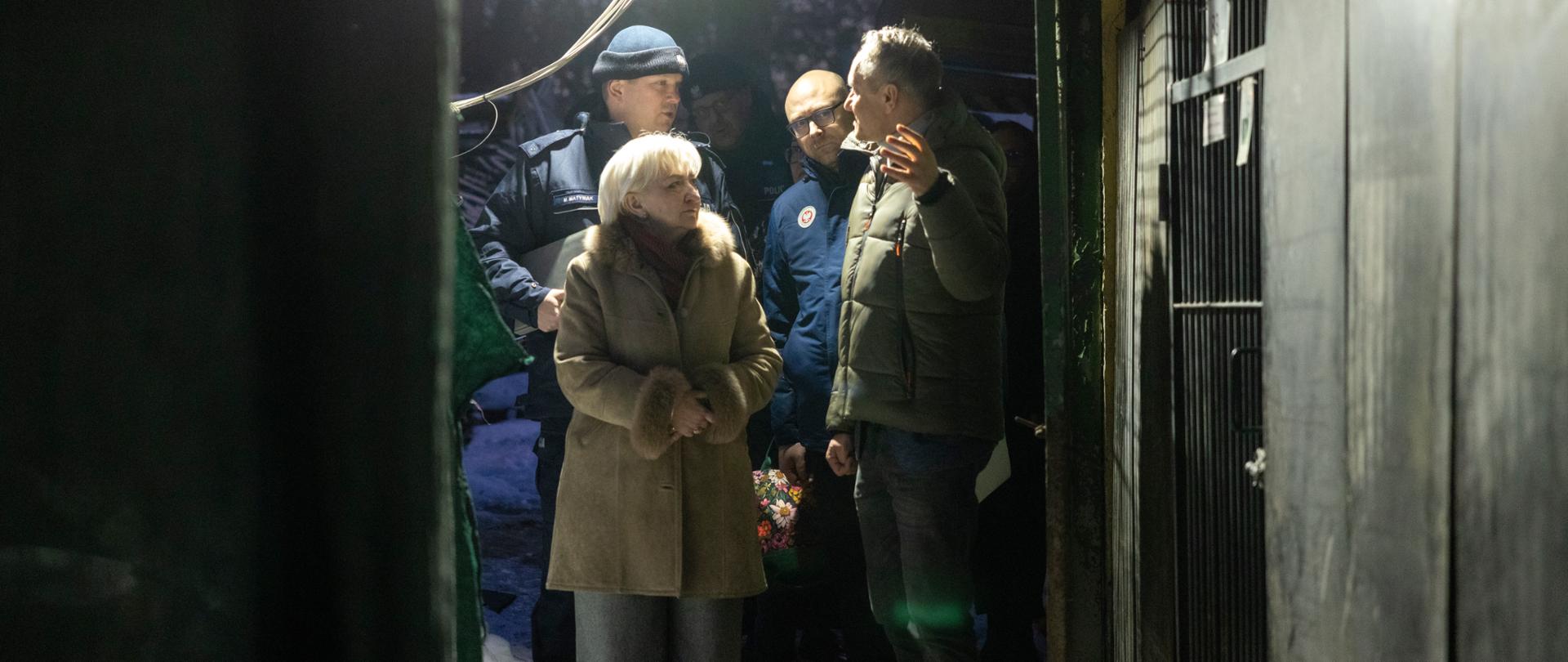 Uczestnicy wizyty w łódzkim schronisku 