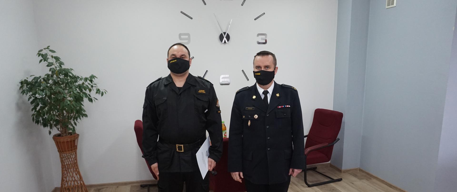 Na zdjeciu widać Komendanata Powiatowego w Miechowie mł.bryg. Michał Majda oraz st.kpt.Łukasz Krzywda z aktem powołania