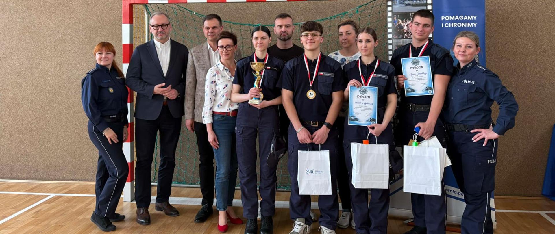 Reprezentacja szkoły w mundurach wraz z policjantami oraz zaproszonych gośćmi