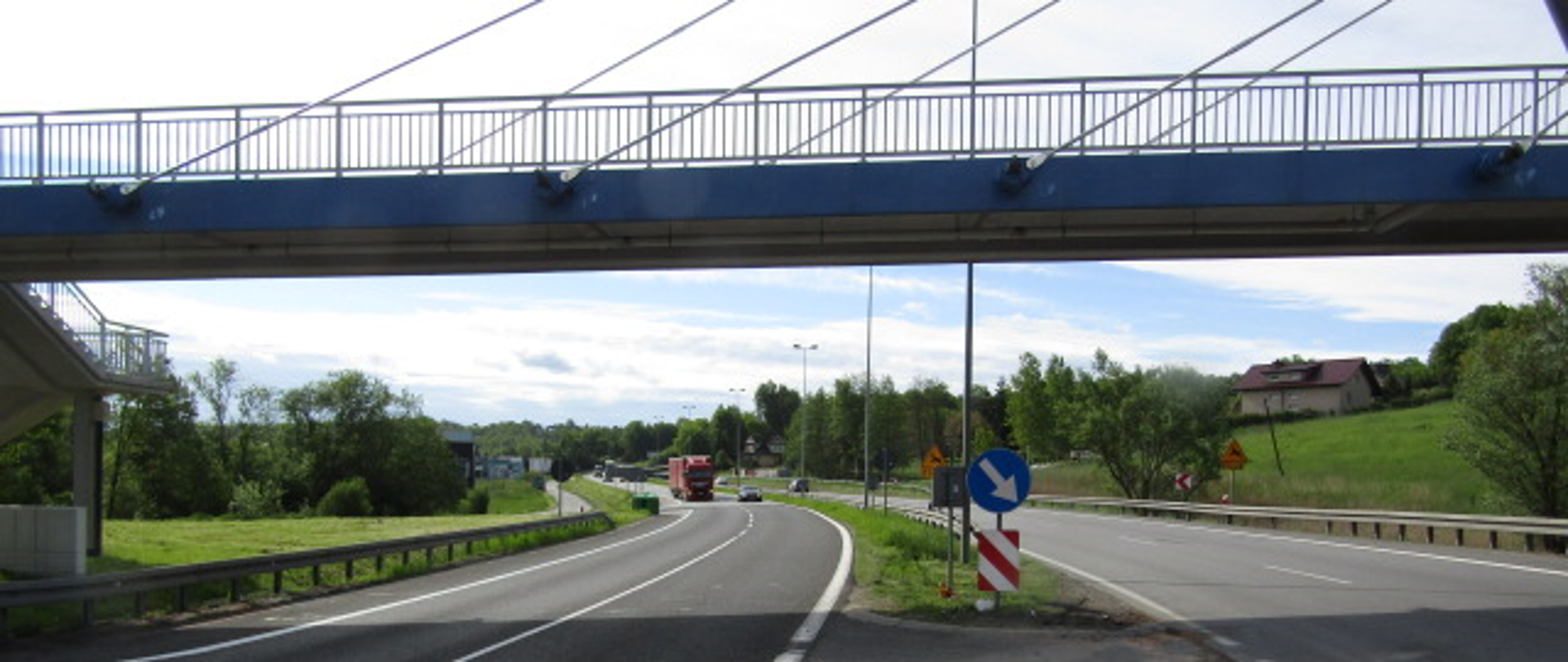 Głogoczów - droga dwujezdniowa w obu kierunkach z widoczną kładką