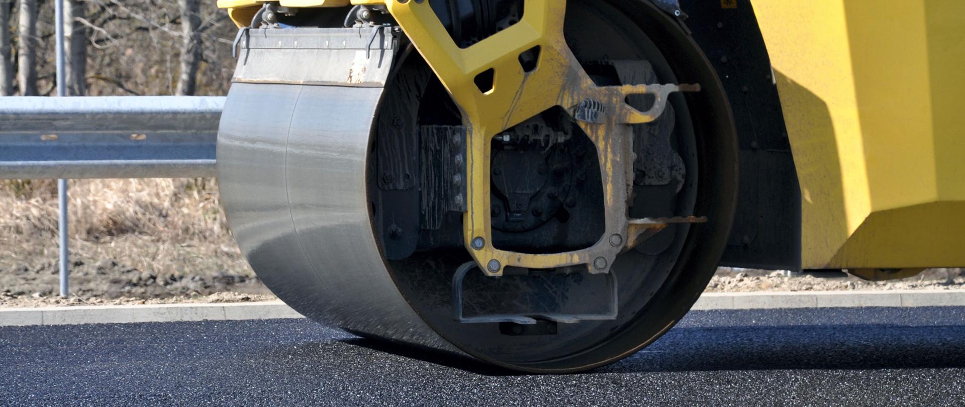 Walec na budowie drogi