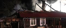 Na zdjęciu widać budynek mieszkalny po pożarze, dach budynku praktycznie całkowicie spalony.