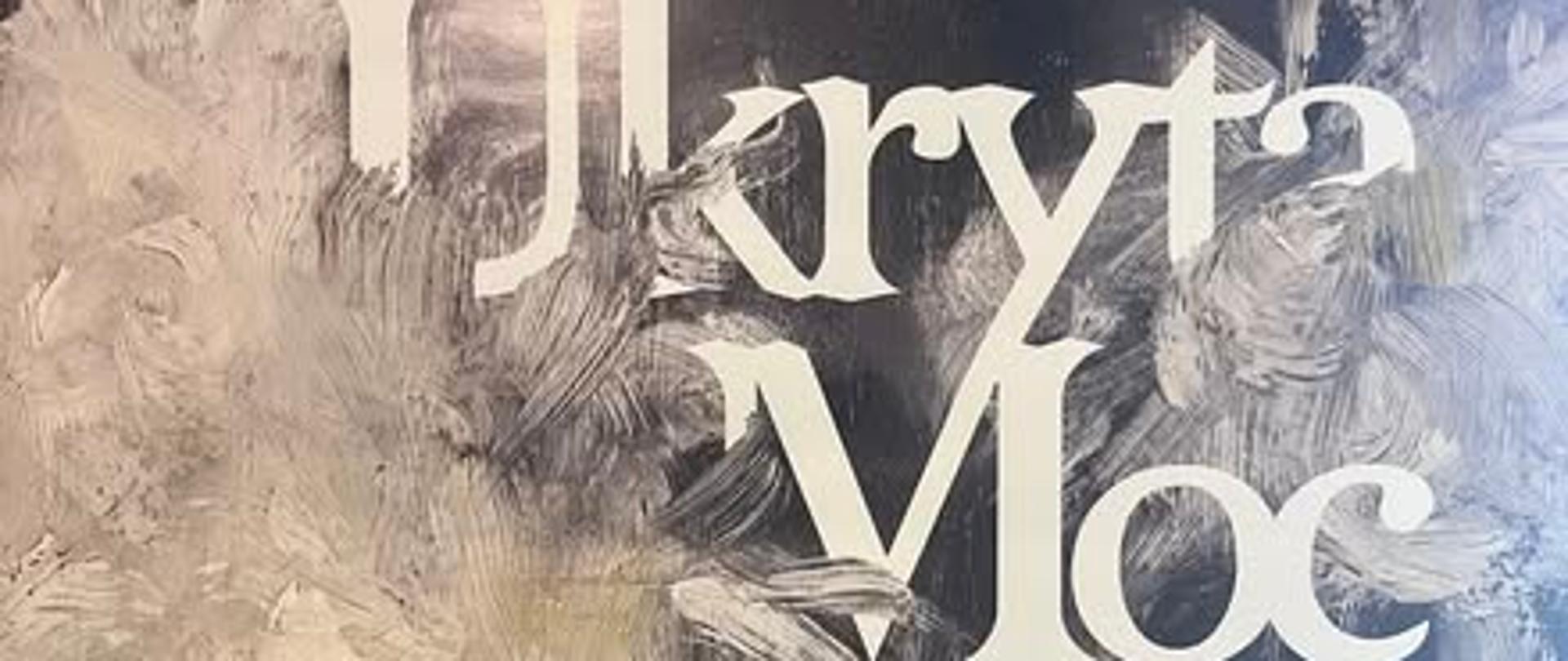 Plakat w odcieniach szarości i beżu przypomina rozmazane, pociągnięte pędzlem tło obrazu. Na środku znajduje się duży, biały napis: „Ukryta Moc”, a pod nim mniejszy: „Szarość siłą Boznańskiej”. Całość nawiązuje do stylu malarskiego Olgi Boznańskiej – delikatnego, pełnego miękkich przejść i subtelnych tonów.