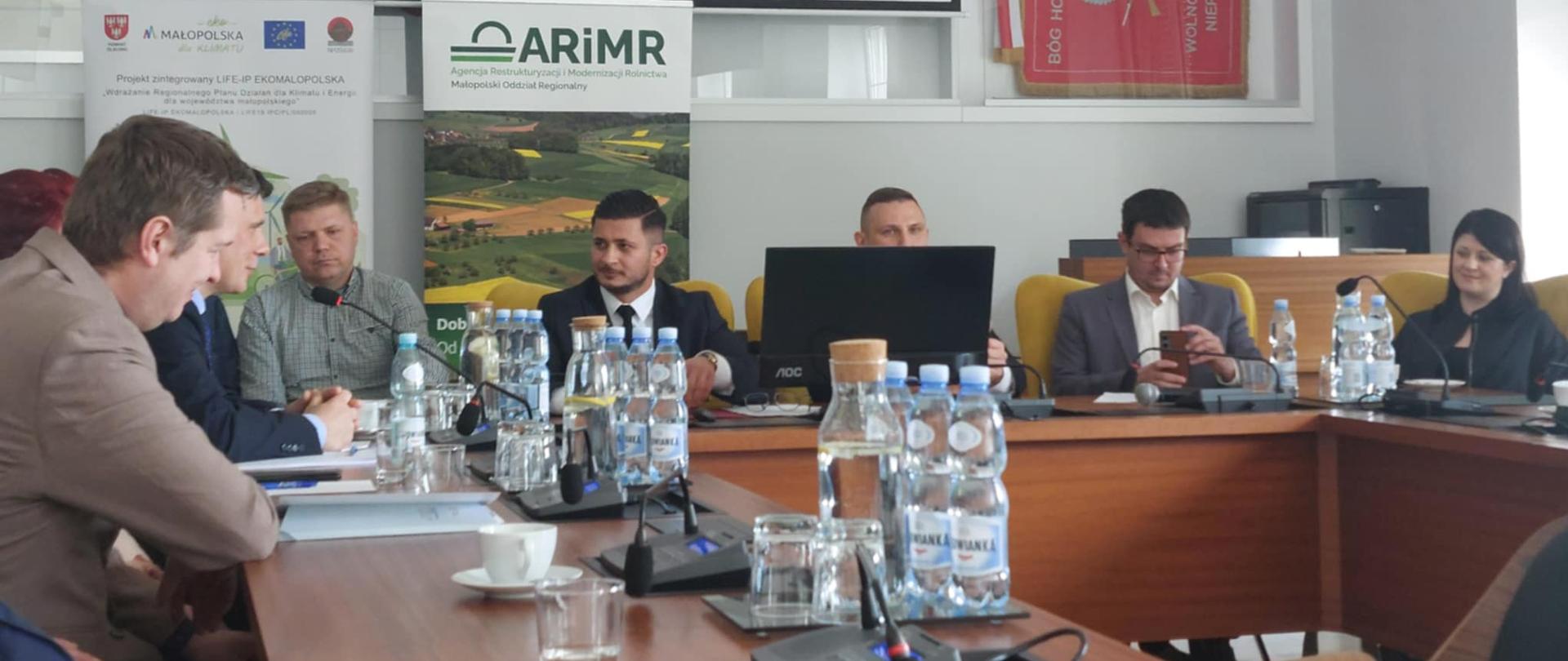 Widok sali konferencyjnej i osób uczestniczących w spotkaniu