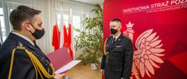 Zdjęcie przedstawia dwóch strażaków PSP w mundurze galowym podczas uroczystości przekazania decyzji o powołaniu na stanowisko Zastępcy Komendanta Powiatowego PSP w Kluczborku.
Po lewej st. bryg. Krzysztof Kędryk Opolski Komendant Wojewódzki PSP w Opolu a po prawej stronie st. kpt. Łukasz Olejnik Zastępca Komendanta Powiatowego PSP w Kluczborku - dotychczas naczelnik wydziału operacyjnego KW PSP w Opolu.