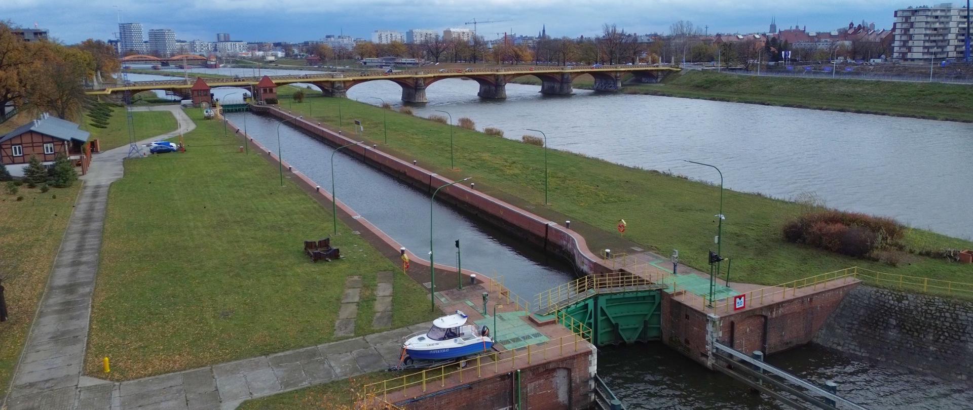 Awaryjny demontaż napędów i sterowań zamknięć głowy dolnej na śluzie Różanka we Wrocławiu.