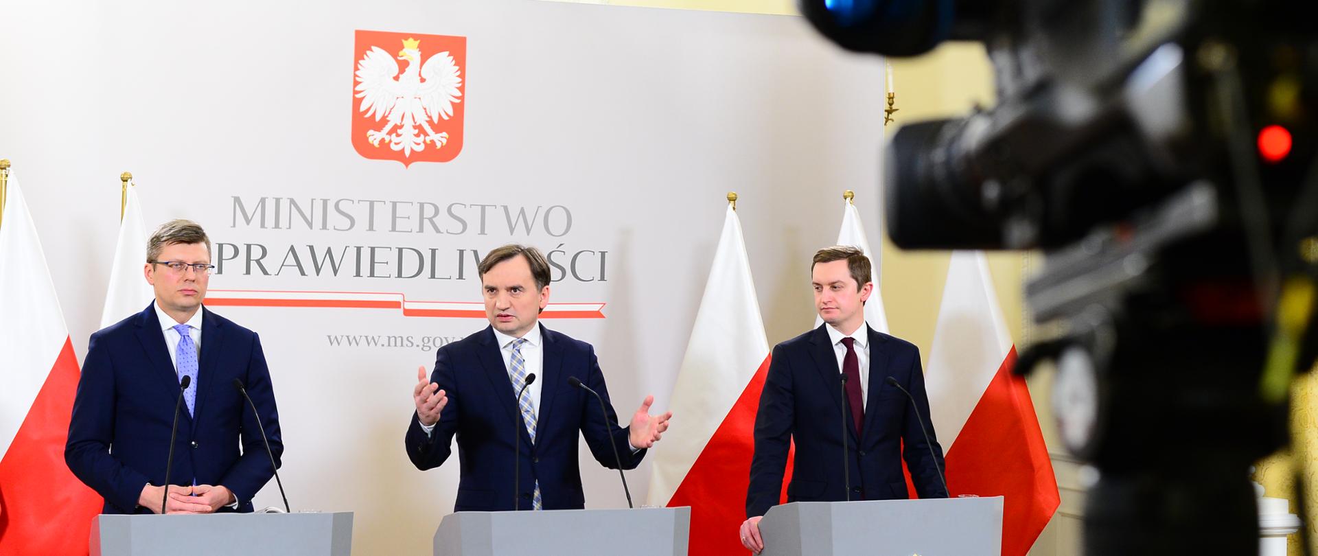 Konferencja prasowa w Ministerstwie Sprawiedliwości na temat zmian w Kodeksie karnym związanych z zewnętrznym zagrożeniem bezpieczeństwa państwa. w konferencji udział wzięli: Minister Sprawiedliwości Prokurator Generalny Zbigniew Ziobro, wiceminister sprawiedliwości Marcin Warchoł oraz wiceminister sprawiedliwości Sebastian Kaleta. 