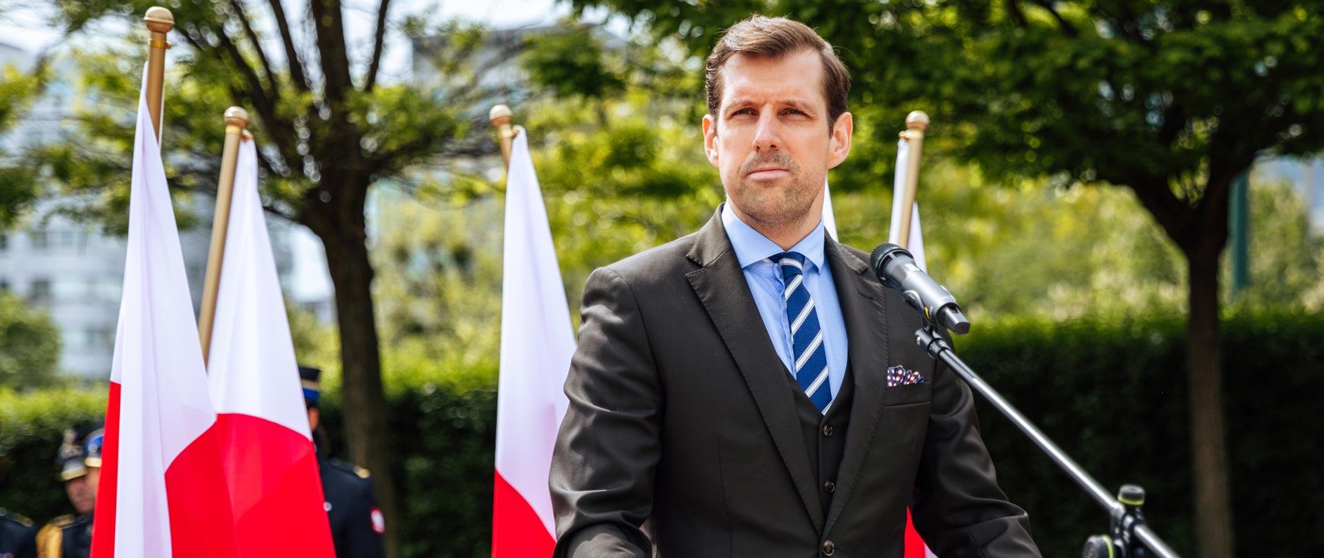 Wojewoda Mazowiecki Tobiasz Bocheński podczas uroczystego apelu z okazji Mazowieckiego Dnia Strażaka