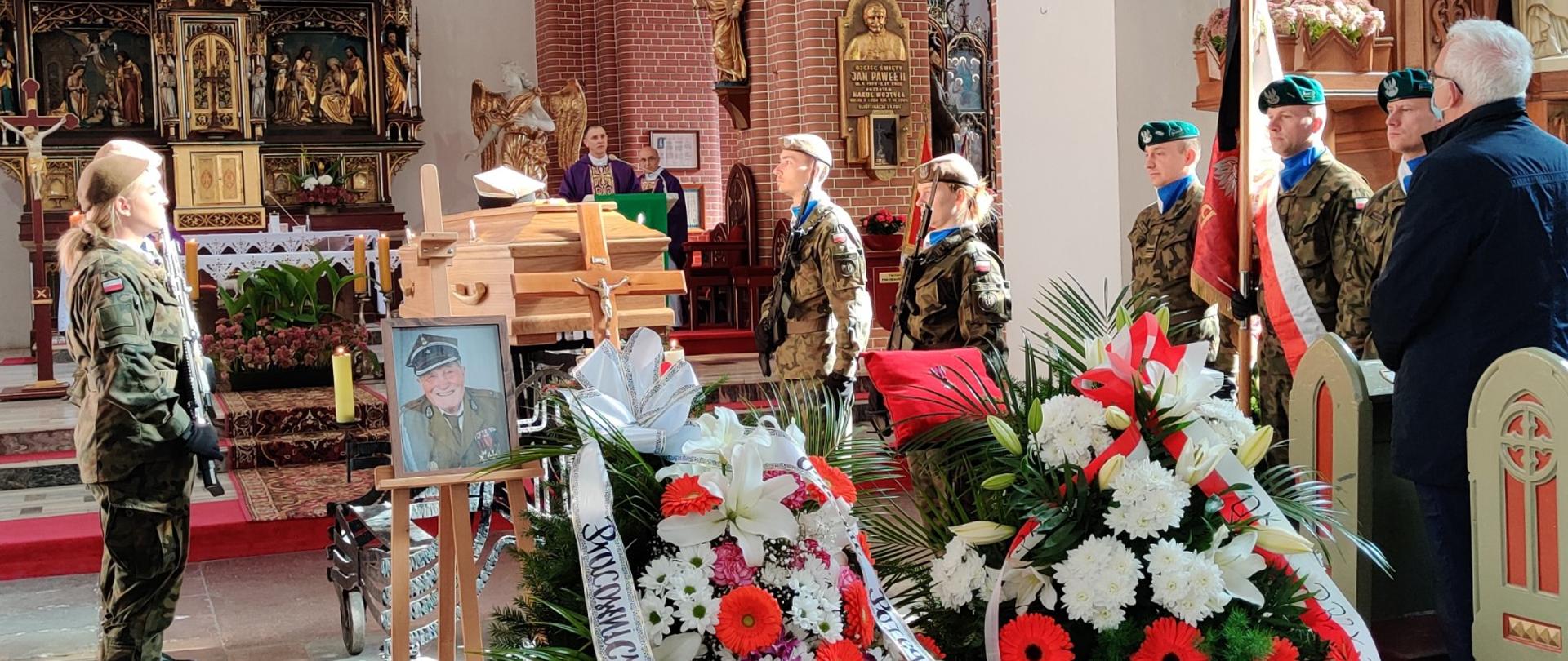 ludzie, trumna, ołtarz 