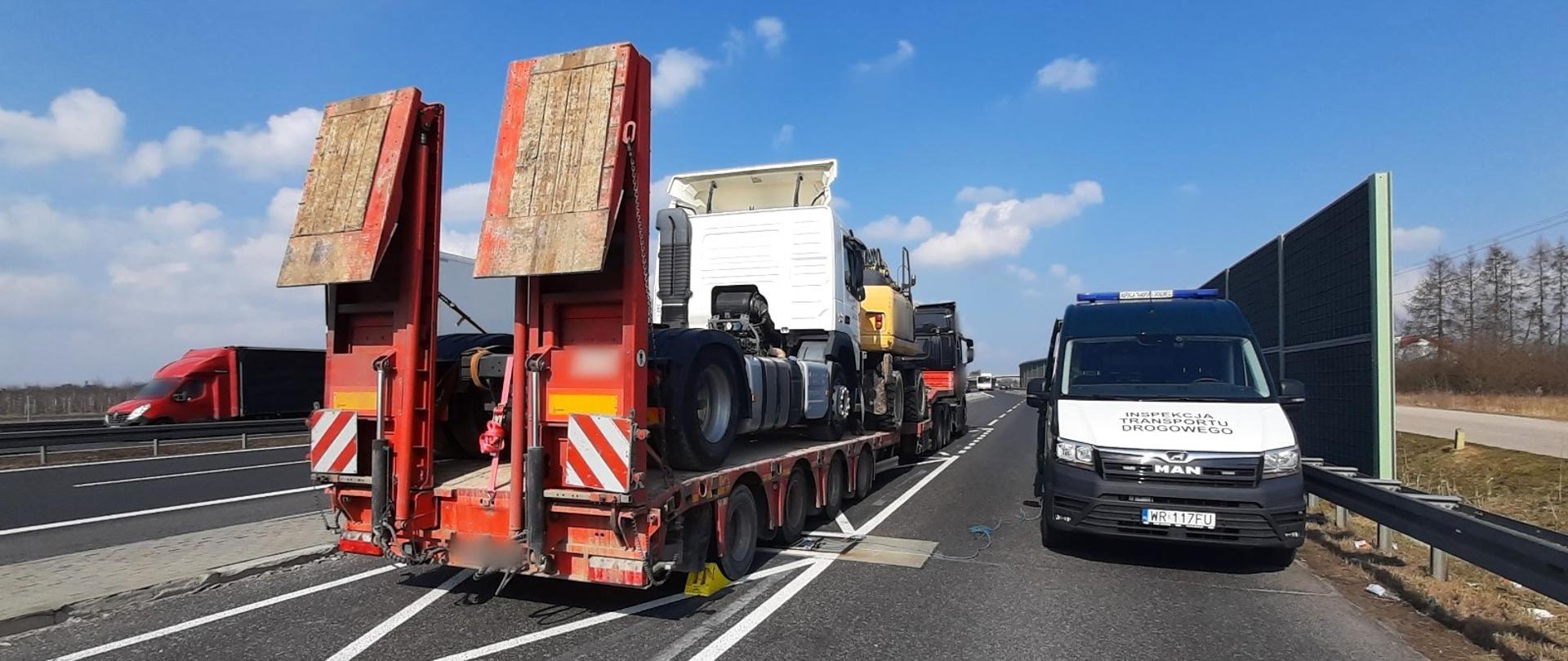 Od lewej: zatrzymany do kontroli zespół pojazdów stoi na inspekcyjnych wagach. Obok stoi oznakowany furgon mazowieckiej Inspekcji Transportu Drogowego.