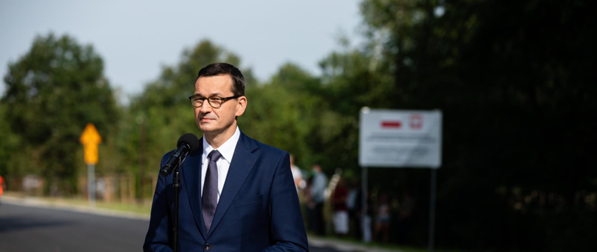 Premier na tle drogi.