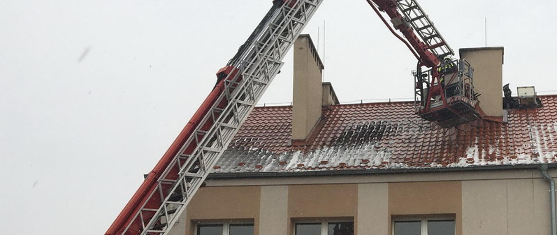 Działania strażaków podczas pożaru dachu szkoły podstawowej w Choczu