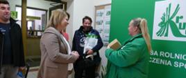 Dyrektor Bożena Dubas rozmawia z rolnikami