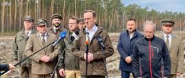 Wiceminister Edward Siarka zasadził drzewa z uczniami Zespołu Szkół Leśnych w Biłgoraju