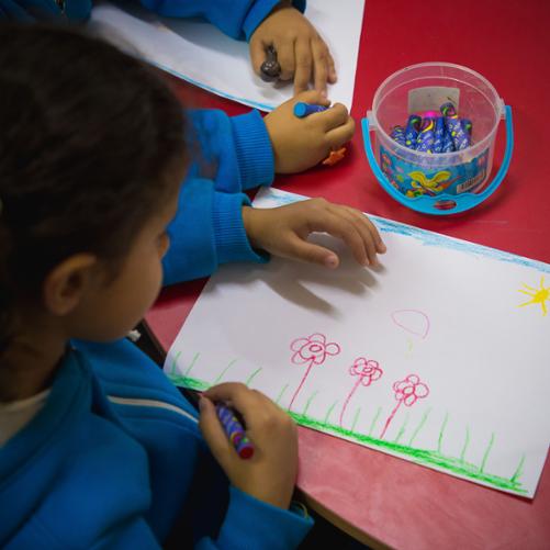 rysunek namalowany przez dziewczynkę - trzy kolorowe kwiatki i słońce