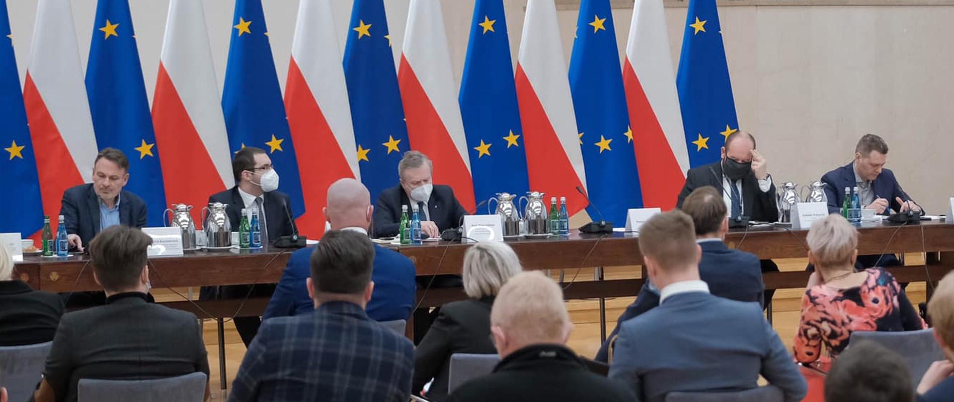 Spotkanie przedstawicieli rządu i organizacji pozarządowych pod przewodnictwem wicepremiera Profesor Piotr Gliński.