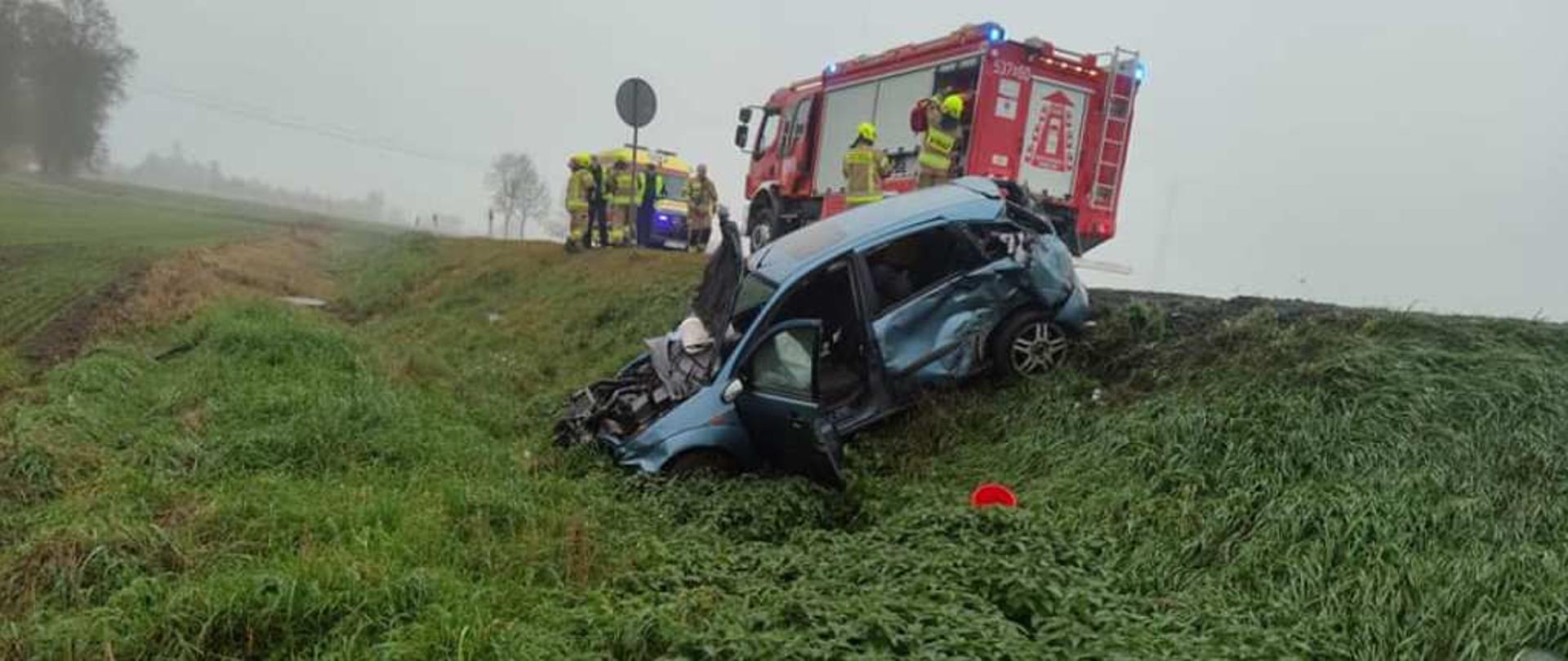 Drugi wypadek. samochód osobowy po dachowaniu stoi w rowie. 