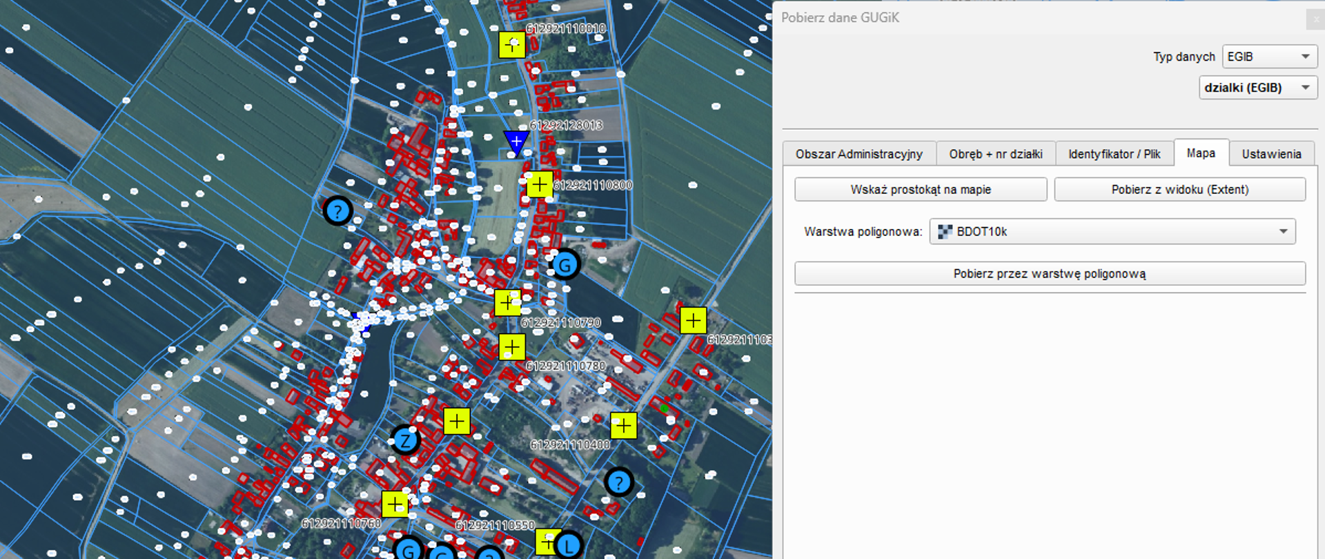 Ilustracja przedstawia zrzut ekranu okna mapowego QGIS z wczytanymi poligonami działek ewidencyjnych, budynków oraz transakcjami pochodzącymi z zasobu RCN, punktami osnowy i ortofotomapą wraz z oknem wtyczki Pobierz dane GUGiK 