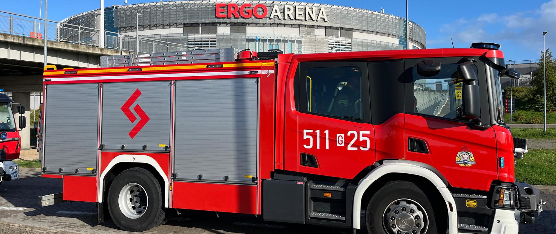 Na zdjęciu czerwony samochód specjalny, w tle Hala Widowiskowo-Sportowa ERGO ARENA