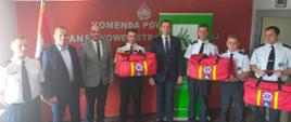 Na zdjęciu grupowym widać zaproszonych gości oraz druhów OSP, którzy trzymają w rękach otrzymane od dyrektora regionalnego KRUS-u torby medyczne
