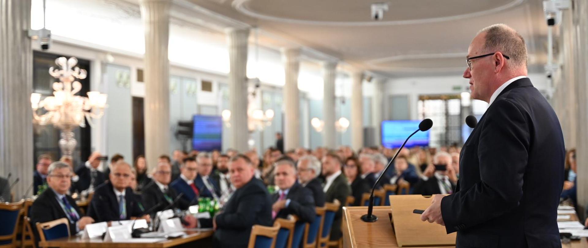  O przyszłości branży wydobywczej i geologicznej dyskutowali w Sejmie eksperci, przedstawiciele rządu oraz branży. W spotkaniu zorganizowanym przez Państwowy Instytut Geologiczny – Państwowy Instytut Badawczy wziął udział Główny Geolog Kraju prof. Krzysztofa Galos.
