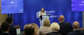 Na zdjęciu minister funduszy i polityki regionalnej Katarzyna Pełczyńska-Nałęcz na konferencji podsumowującej KPO na scenie przemawia z mównicy