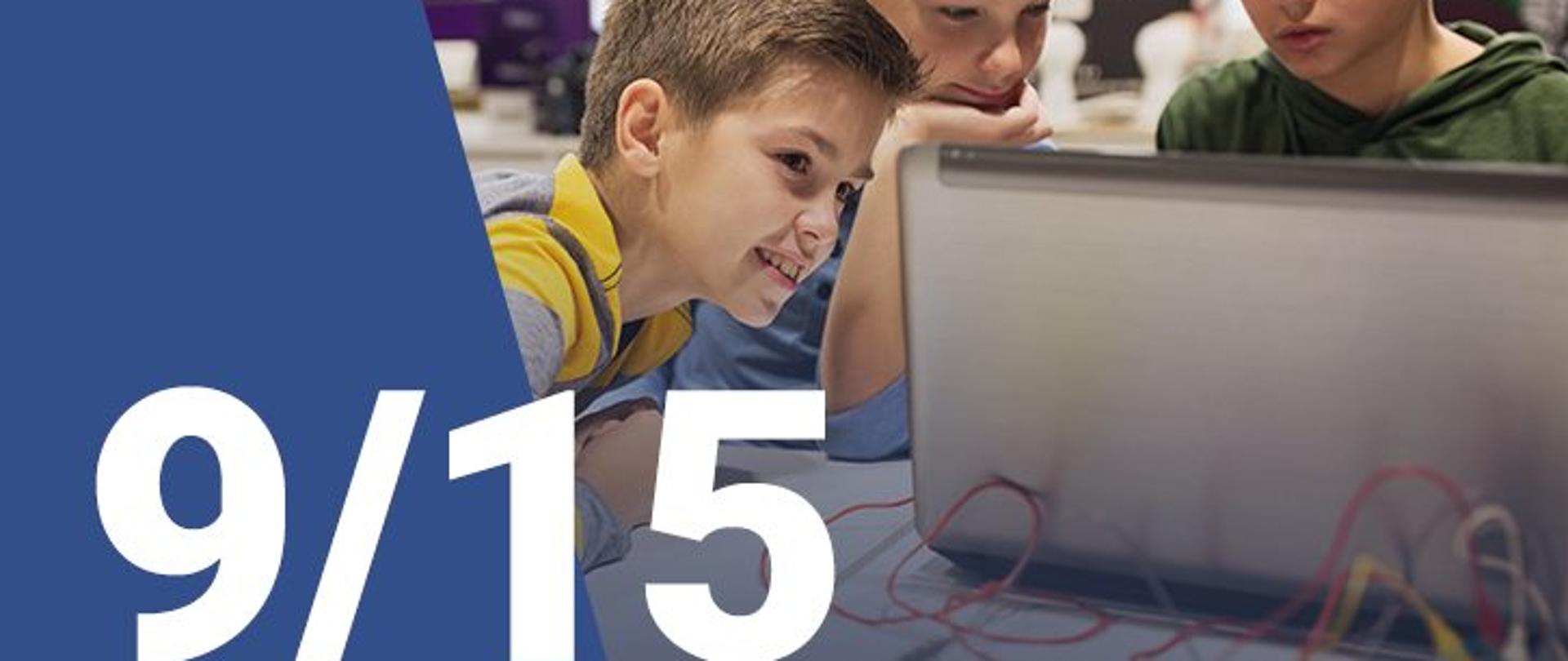 Na zdjęciu widzimy trzech chłopców patrzących na ekran laptopa. W dolnym lewym rogu widoczna jest numeracja zdjęcia (9/15)