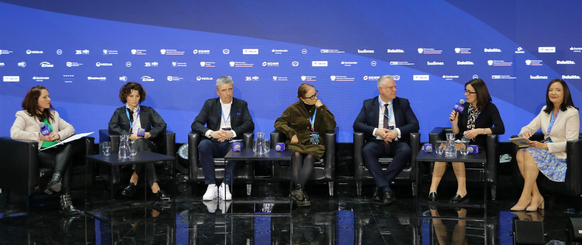 W panelu p.t..Miasta i regiony jutra: odporność, niskoemisyjna infrastruktura i konkurencyjny przemysł wzięła udział Ewa Chmielecka - dyrektor Departamentu Korzystania z Wód w KZGW.