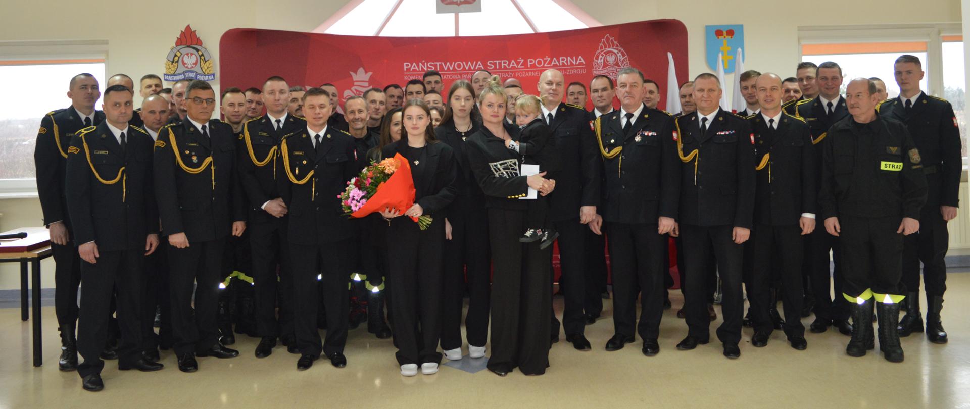 Zdjęcie przedstawia funkcjonariuszy podczas zdjęcia grupowego.