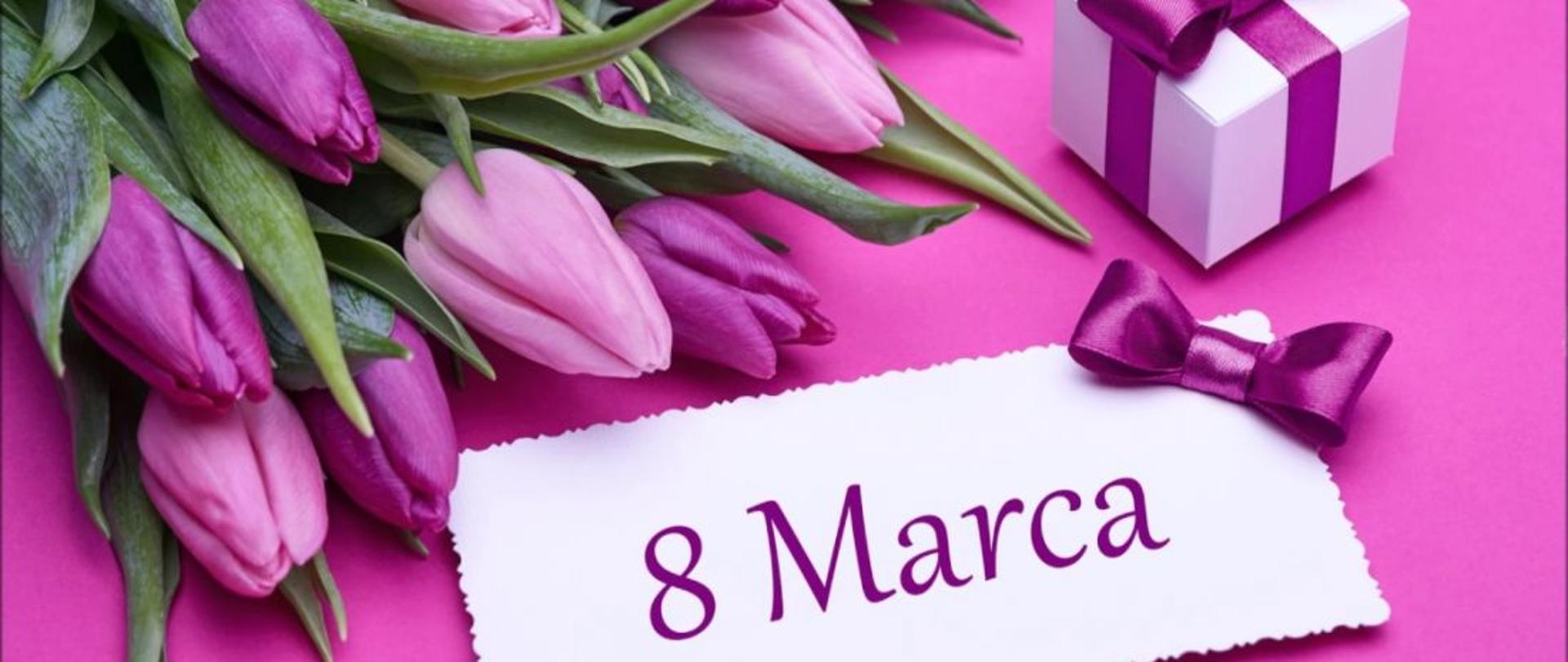 Kartka, na której znajdują się kwiaty oraz napis 8 Marca, nawiązująca do Międzynarodowego Dnia Kobiet