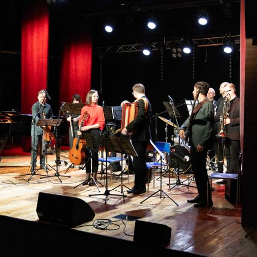 Koncert Noworoczny 2025. Przygotowania do występu zespołu nauczycieli.