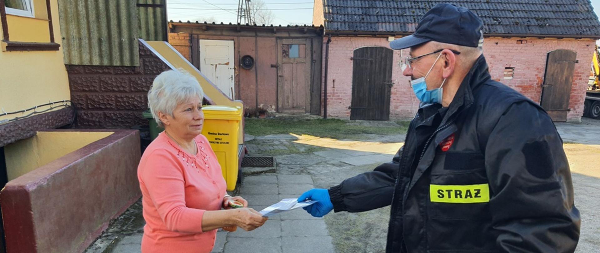 Straż Pożarna - kolportaż ulotek informacyjnych na temat profilaktyki oraz szczepień przeciwko COVID- 19 