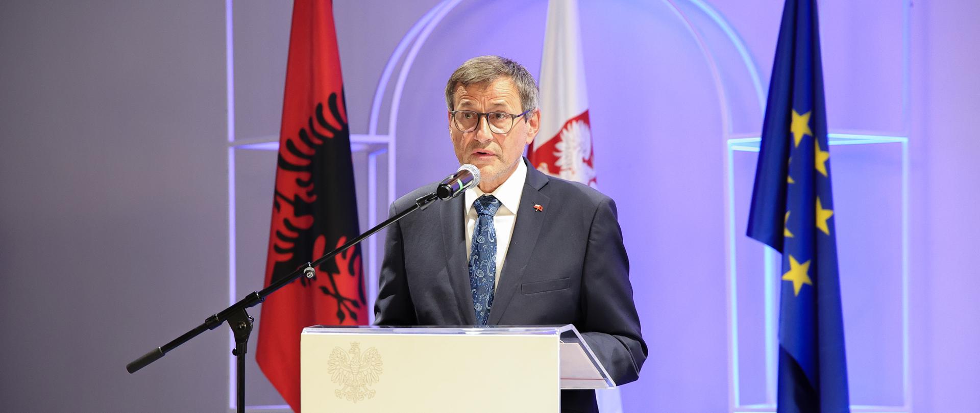 Chargé d’affaires RP w Albanii Wojciech Unolt podczas przemówienia